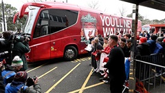  Fan cuồng Crystal Palace làm trò với xe buýt của Liverpool