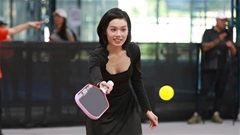 Nữ tiếp viên phim 'Tử chiến trên không' đẹp không tỳ vết ở sân pickleball 
