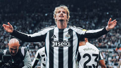 Fan Newcastle 'sướng như điên' vì Woltemade, quên luôn Isak