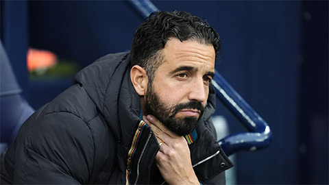 Gary Neville vạch trần sự ngớ ngẩn của Amorim