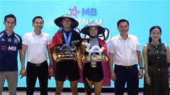 Chị em Alix Trương vô địch đôi nam nữ pickleball, ăn mừng đầy cảm xúc