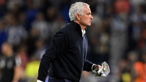 Jose Mourinho bị fan ném đồ vào người trong ngày trở lại Porto