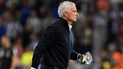 Jose Mourinho bị fan ném đồ vào người trong ngày trở lại Porto