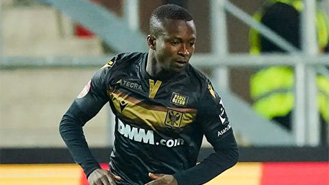Samuel Asamoah gãy cổ sau pha va chạm với biển quảng cáo