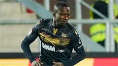 Samuel Asamoah gãy cổ sau pha va chạm với biển quảng cáo
