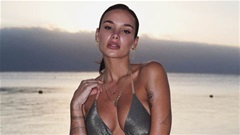 Ảnh bikini táo bạo của con gái nhà vô địch EURO và World Cup 