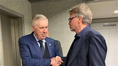Ông Troussier gặp HLV Carlo Ancelotti 