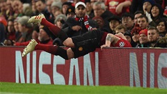 MU cải tạo sân Old Trafford sau cái chết của cựu cầu thủ Arsenal