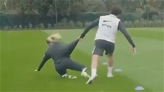 Diego Costa gây bão mạng khi 'hạ gục' cựu cầu thủ nữ Chelsea