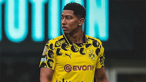 Jobe Bellingham mắc sai lầm nghiêm trọng, biếu Bayern Munich bàn thắng