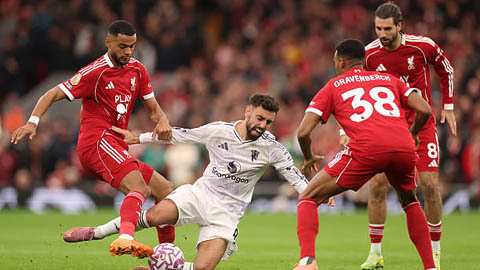 Trực tiếp Liverpool 0-1 MU: Liverpool ép sân