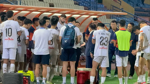 Thể Công 2-1 Đà Nẵng: Bầu Hiển động viên đội bóng sông Hàn, thủ môn Tiến Dũng gặp chấn thương nặng