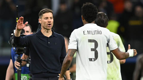 Xabi Alonso phải cầu nguyện trọng tài không đuổi Militao