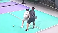 Xôn xao hình ảnh thầy dạy pickleball có hành vi phản cảm với cô gái
