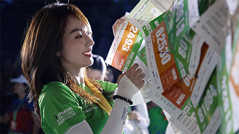 Hotgirl Hà Kim khoe nhan sắc trong veo trên đường chạy marathon đêm Hà Nội