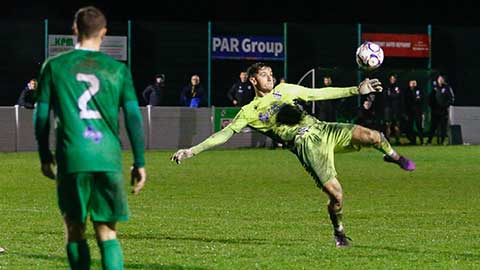 VIDEO Thủ môn tung móc ghi bàn ngoạn mục