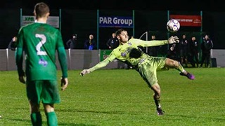 VIDEO Thủ môn tung móc ghi bàn ngoạn mục