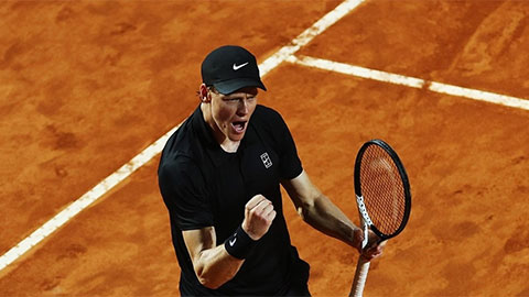 Jannik Sinner thẳng tiến vào tứ kết Paris Masters