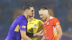 Trọng Hoàng bị giẫm rách tai, vẫn đá hết trận