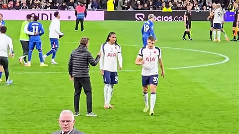 Cầu thủ Tottenham từ chối bắt tay HLV Thomas Frank sau trận thua Chelsea
