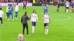 Cầu thủ Tottenham từ chối bắt tay HLV Thomas Frank sau trận thua Chelsea