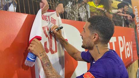 Hoàng Hên lại ghi bàn giúp Hà Nội thắng, ký tên lên áo ĐT Việt Nam bày tỏ tình yêu