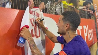 Hoàng Hên lại ghi bàn giúp Hà Nội thắng, ký tên lên áo ĐT Việt Nam bày tỏ tình yêu