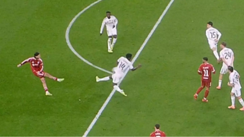 Liverpool vs Real Madrid: VAR gây phẫn nộ vì huỷ quyết định hiếm thấy