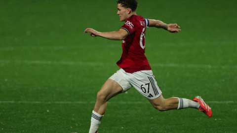 Thần đồng MU solo 64m ghi bàn khiến fan choáng váng