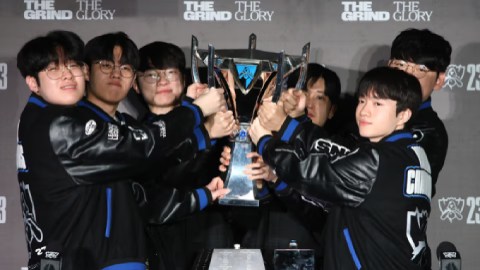 T1 & Faker hạ gục KT Rolster sau loạt BO5 nghẹt thở, vô địch CKTG 3 năm liên tiếp