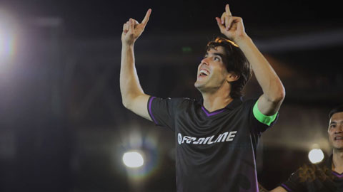 Kaka tái hiện màn ăn mừng biểu tượng tại TP.HCM