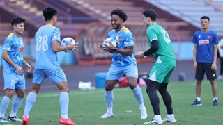 Xuân Son vui vẻ trò chuyện với thủ môn Đặng Văn Lâm trong ngày đầu hội quân