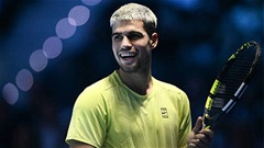 Carlos Alcaraz tiến sát bán kết ATP Finals, rộng cửa kết năm ở vị trí số 1