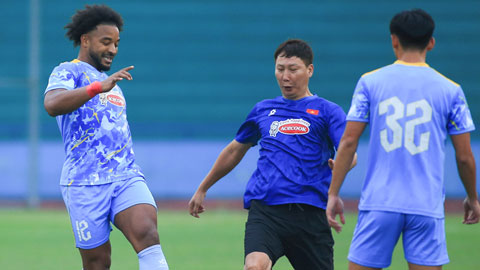 HLV Kim Sang Sik cười tươi khi chơi trò đá ma cùng Xuân Son