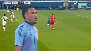 VIDEO Đáng trách với sai lầm ngớ ngẩn của thủ môn Peru