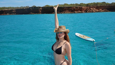 Vợ sao Newcastle khoe ảnh du hí sau khi chồng không được gọi vào ĐT Brazil