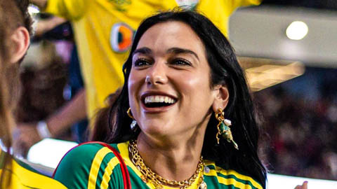 Nữ ca sĩ Dua Lipa gây sốt ở trận derby Brazil