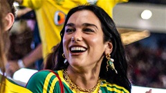 Nữ ca sĩ Dua Lipa gây sốt ở trận derby Brazil