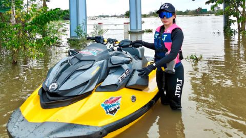 Hotgirl SEA Games 33 cưỡi mô tô nước cứu trợ miền Trung, phản pháo khi bị chê 'làm màu'