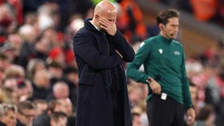 Ghế HLV Arne Slot 'rung lắc cực mạnh' sau thảm bại trước PSV