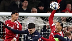 Van Dijk gây sốc với pha 'chơi bóng rổ' khiến Liverpool bị thổi phạt đền