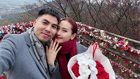 Tiền vệ Đức Huy cầu hôn MC Huyền Trang Mù Tạt ở Hàn Quốc
