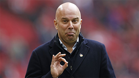 Arne Slot nhìn Liverpool thất bại rồi cười ruồi 