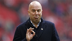 Arne Slot nhìn Liverpool thất bại rồi cười ruồi 