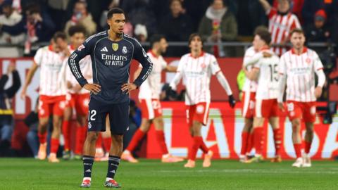 Real Madrid không thắng, cả La Liga vui