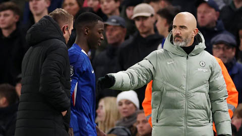 Maresca: 'Caicedo phạm lỗi bị thẻ đỏ nhưng Chalobah thâm tím mắt lại bỏ qua?'