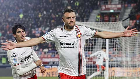 VIDEO Chiêm ngưỡng cú đúp bàn thắng đáng nhớ của cựu tiền đạo ĐT Anh tại Serie A