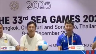 HLV Kim Sang Sik trả lời họp báo trước trận gặp Lào 