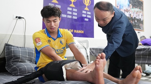 Lãnh đạo VFF thăm và động viên tuyển thủ Nguyễn Văn Trường