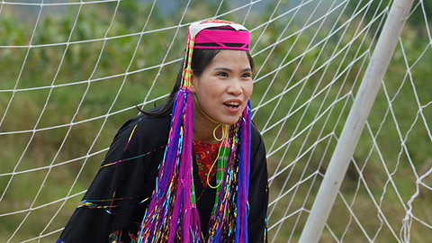 Phụ nữ vùng cao tranh tài ở giải bóng đá các dân tộc thiểu số